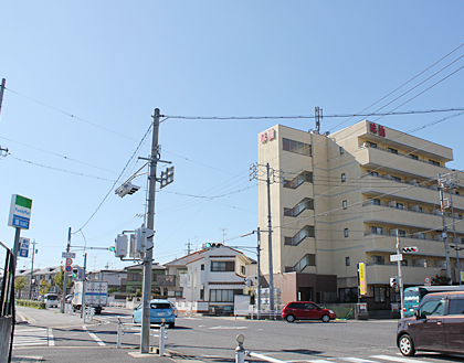 直進していただくと、右手に「味仙　日進店」が見えます。さらに、直進してください。