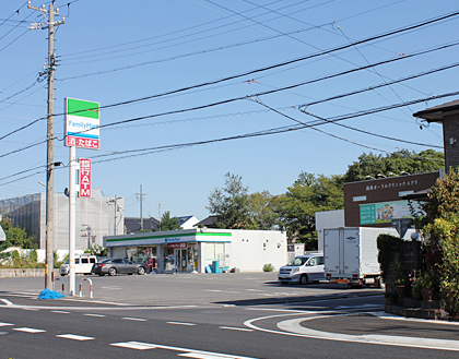 「杉上クリニック」すぎてしばらく進むと右手に「ファミリーマート（旧 サークルK)」があります。手前の角を右折してください。