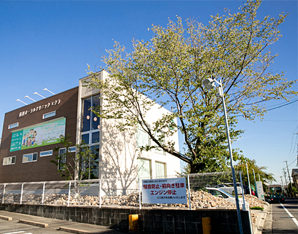 直進していただくと左手に「歯科オーラルクリニック エクラ」があります。