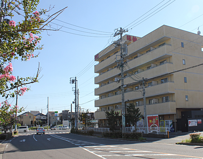 さらに直進していただくと、右手に「味仙　日進店」がありますのでその信号を右折してください。