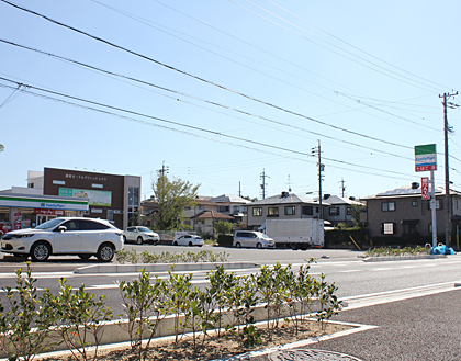 直進していただくと、左手に「ファミリーマート（旧 サークルK)」があります。そこの角を左折してください。